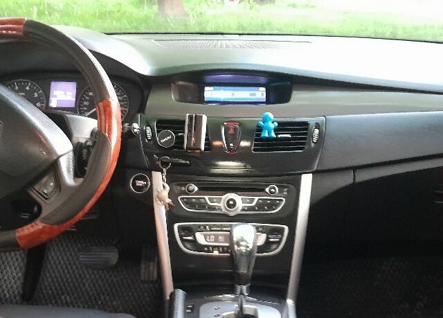 Белый Рено Латитьюд, объемом двигателя 2 л и пробегом 286 тыс. км за 9566 $, фото 17 на Automoto.ua