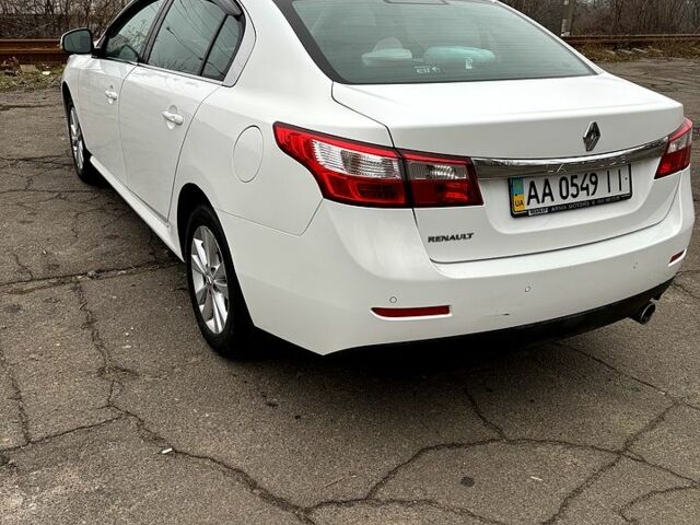 Белый Рено Латитьюд, объемом двигателя 2 л и пробегом 200 тыс. км за 7800 $, фото 3 на Automoto.ua