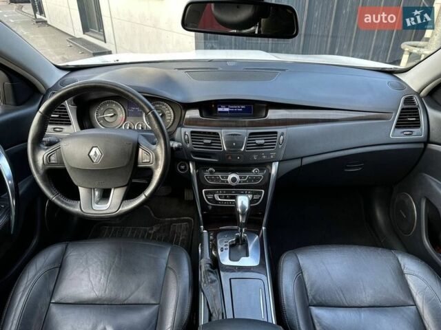 Білий Рено Латітьюд, об'ємом двигуна 2.5 л та пробігом 171 тис. км за 7950 $, фото 18 на Automoto.ua