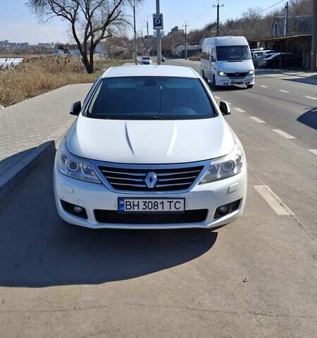 Белый Рено Латитьюд, объемом двигателя 2.5 л и пробегом 114 тыс. км за 8900 $, фото 1 на Automoto.ua