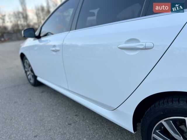 Білий Рено Латітьюд, об'ємом двигуна 2 л та пробігом 45 тис. км за 12800 $, фото 15 на Automoto.ua