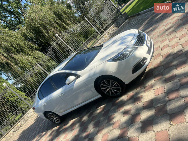 Белый Рено Латитьюд, объемом двигателя 2 л и пробегом 43 тыс. км за 14999 $, фото 9 на Automoto.ua