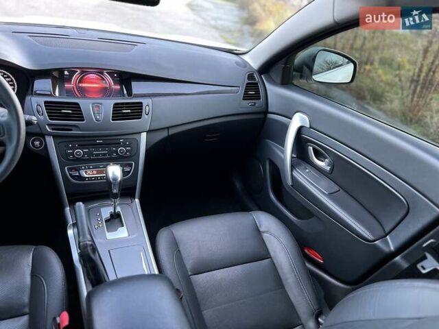 Білий Рено Латітьюд, об'ємом двигуна 2 л та пробігом 45 тис. км за 12800 $, фото 41 на Automoto.ua