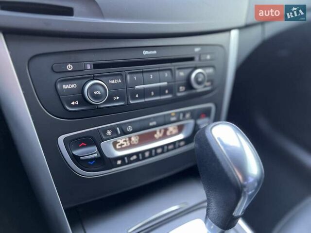 Білий Рено Латітьюд, об'ємом двигуна 2 л та пробігом 45 тис. км за 12800 $, фото 24 на Automoto.ua