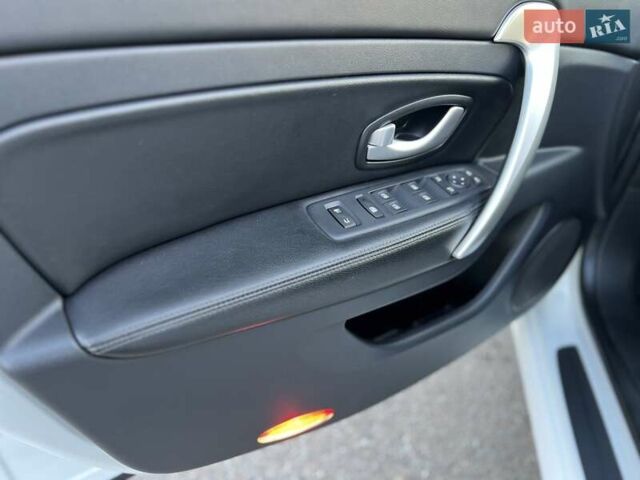 Білий Рено Латітьюд, об'ємом двигуна 2 л та пробігом 45 тис. км за 12800 $, фото 31 на Automoto.ua