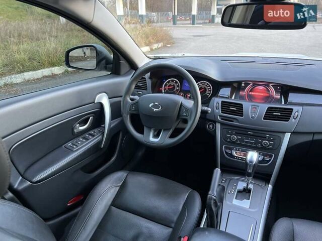 Білий Рено Латітьюд, об'ємом двигуна 2 л та пробігом 45 тис. км за 12800 $, фото 40 на Automoto.ua