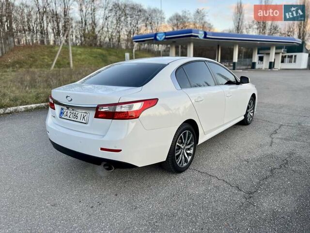 Білий Рено Латітьюд, об'ємом двигуна 2 л та пробігом 45 тис. км за 12800 $, фото 5 на Automoto.ua