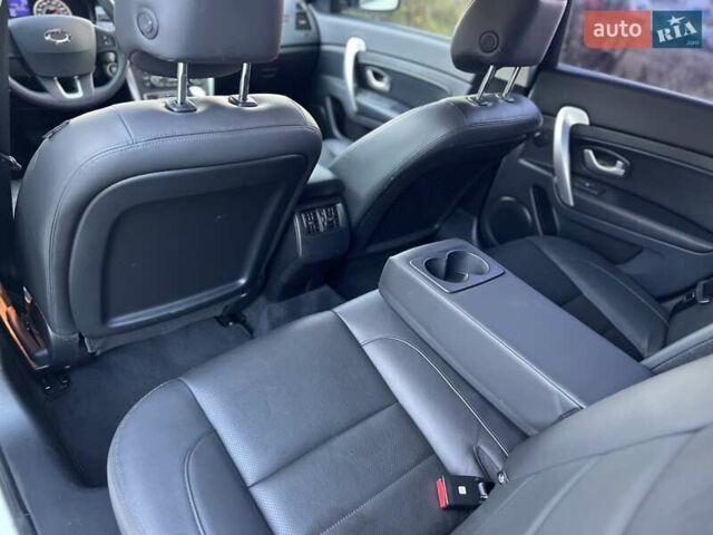 Білий Рено Латітьюд, об'ємом двигуна 2 л та пробігом 45 тис. км за 12800 $, фото 35 на Automoto.ua