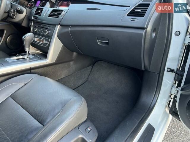 Білий Рено Латітьюд, об'ємом двигуна 2 л та пробігом 45 тис. км за 12800 $, фото 46 на Automoto.ua