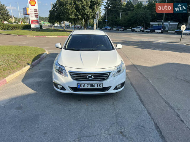 Белый Рено Латитьюд, объемом двигателя 2 л и пробегом 37 тыс. км за 12999 $, фото 2 на Automoto.ua