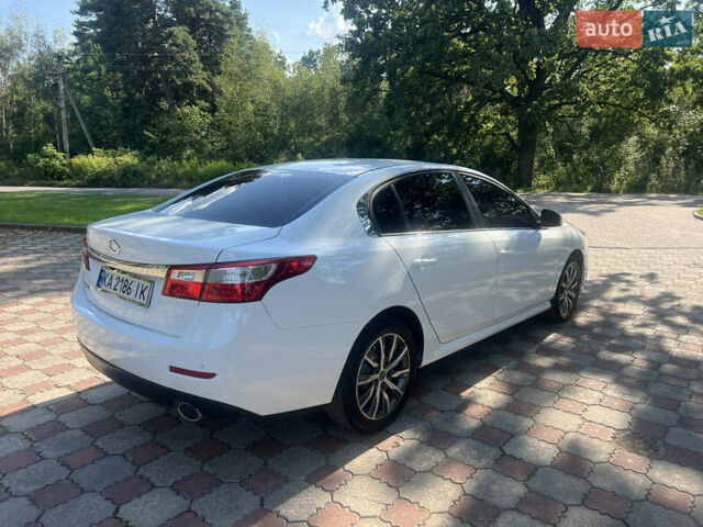 Белый Рено Латитьюд, объемом двигателя 2 л и пробегом 43 тыс. км за 14999 $, фото 11 на Automoto.ua