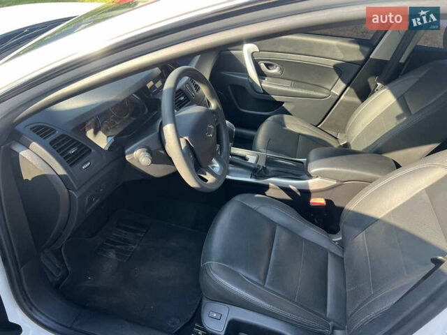 Белый Рено Латитьюд, объемом двигателя 2 л и пробегом 43 тыс. км за 14999 $, фото 65 на Automoto.ua