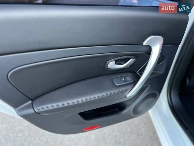 Білий Рено Латітьюд, об'ємом двигуна 2 л та пробігом 45 тис. км за 12800 $, фото 34 на Automoto.ua