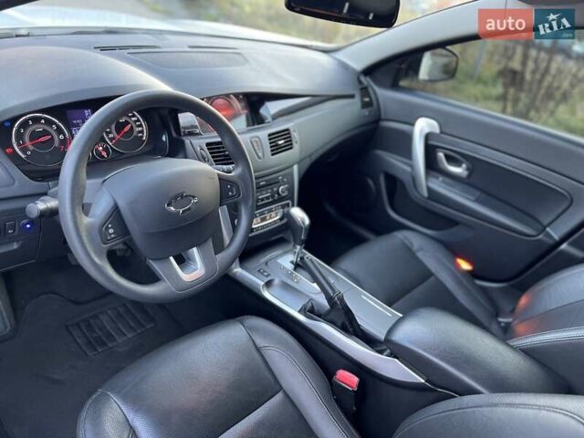 Білий Рено Латітьюд, об'ємом двигуна 2 л та пробігом 45 тис. км за 12800 $, фото 32 на Automoto.ua