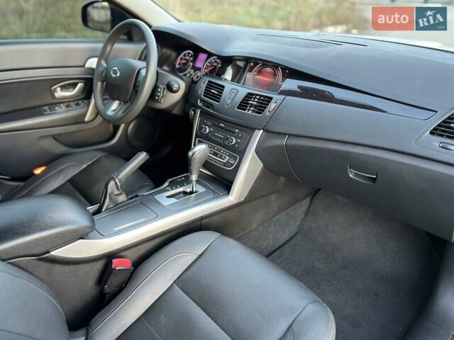 Білий Рено Латітьюд, об'ємом двигуна 2 л та пробігом 45 тис. км за 12800 $, фото 43 на Automoto.ua