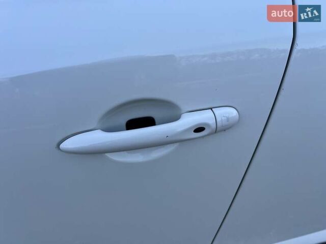 Білий Рено Латітьюд, об'ємом двигуна 2 л та пробігом 45 тис. км за 12800 $, фото 9 на Automoto.ua