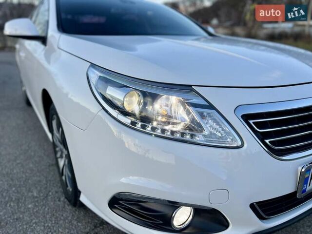 Білий Рено Латітьюд, об'ємом двигуна 2 л та пробігом 45 тис. км за 12800 $, фото 7 на Automoto.ua