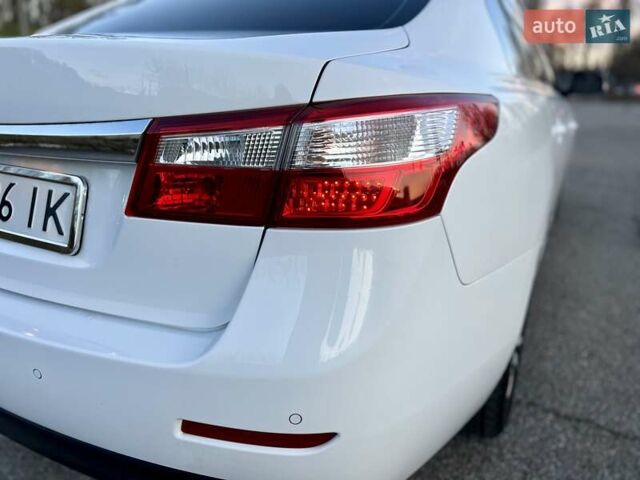 Білий Рено Латітьюд, об'ємом двигуна 2 л та пробігом 45 тис. км за 12800 $, фото 13 на Automoto.ua