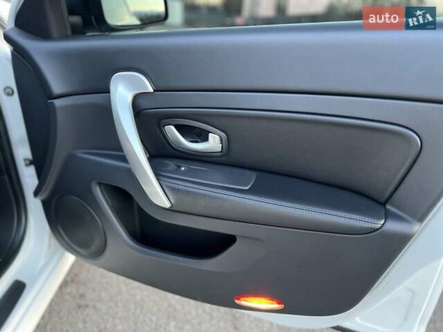 Білий Рено Латітьюд, об'ємом двигуна 2 л та пробігом 45 тис. км за 12800 $, фото 47 на Automoto.ua