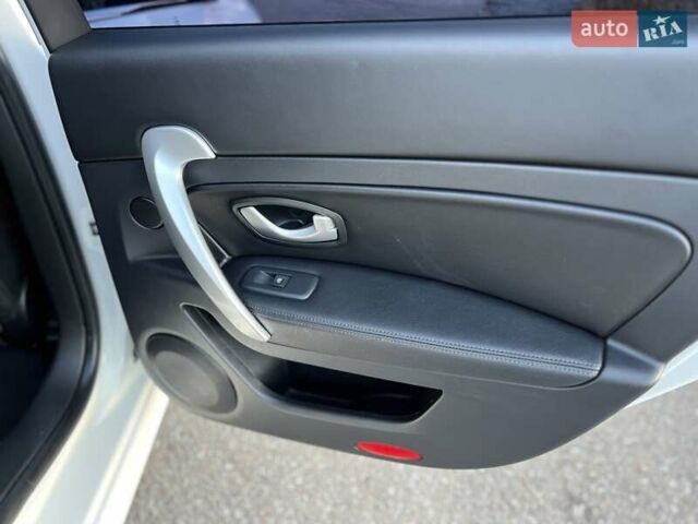 Білий Рено Латітьюд, об'ємом двигуна 2 л та пробігом 45 тис. км за 12800 $, фото 38 на Automoto.ua