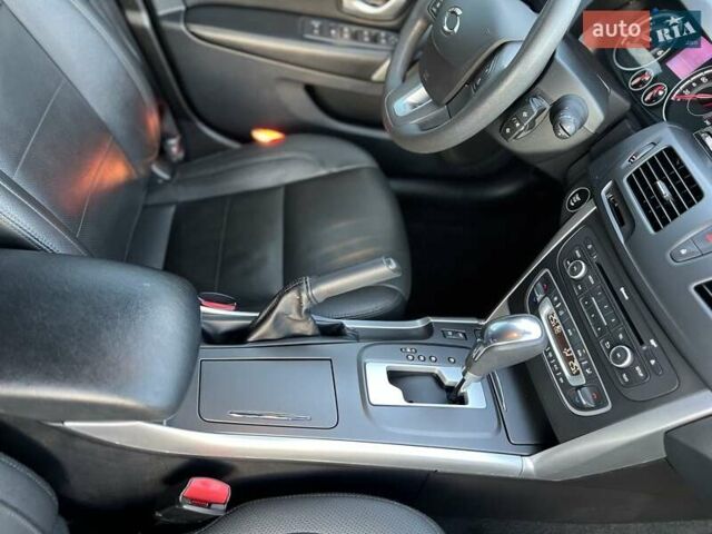 Білий Рено Латітьюд, об'ємом двигуна 2 л та пробігом 45 тис. км за 12800 $, фото 48 на Automoto.ua