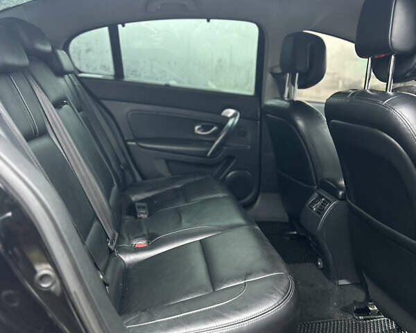 Черный Рено Латитьюд, объемом двигателя 2.5 л и пробегом 237 тыс. км за 9100 $, фото 8 на Automoto.ua