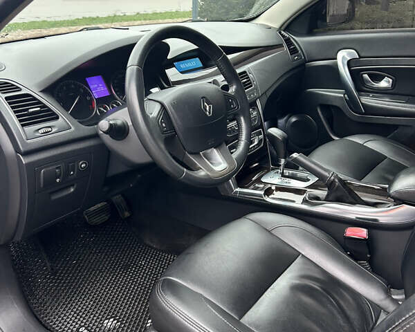 Черный Рено Латитьюд, объемом двигателя 2.5 л и пробегом 237 тыс. км за 9100 $, фото 7 на Automoto.ua