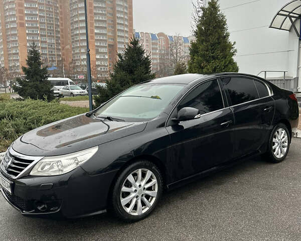 Черный Рено Латитьюд, объемом двигателя 2.5 л и пробегом 237 тыс. км за 9100 $, фото 2 на Automoto.ua