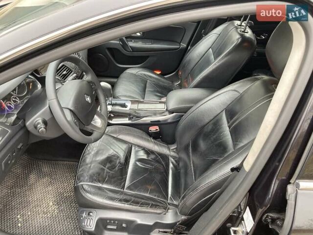 Черный Рено Латитьюд, объемом двигателя 2.5 л и пробегом 306 тыс. км за 6300 $, фото 12 на Automoto.ua