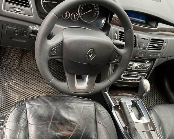 Черный Рено Латитьюд, объемом двигателя 2.5 л и пробегом 306 тыс. км за 6300 $, фото 14 на Automoto.ua