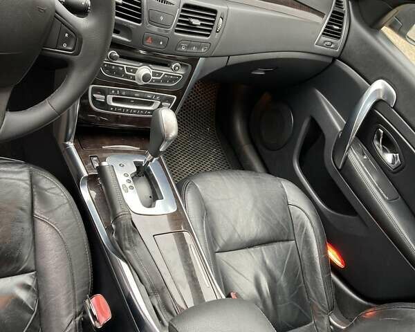 Черный Рено Латитьюд, объемом двигателя 2.5 л и пробегом 306 тыс. км за 6300 $, фото 13 на Automoto.ua