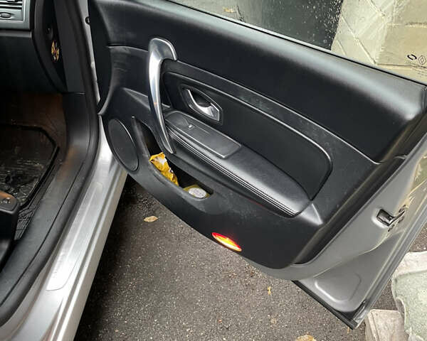 Серый Рено Латитьюд, объемом двигателя 2 л и пробегом 192 тыс. км за 7600 $, фото 9 на Automoto.ua