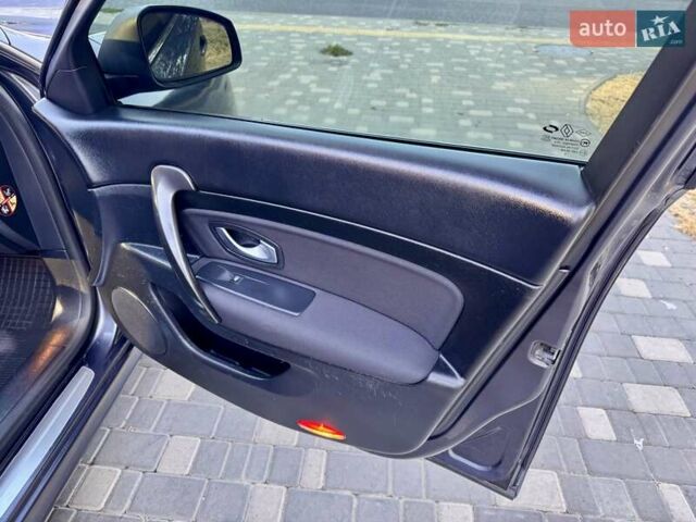 Рено Латитьюд 2011 в Одессе на Automoto.ua Серый Рено Латитьюд, объемом двигателя 2 л и пробегом 161 тыс. км за 6999 $, фото 56 на Automoto.ua