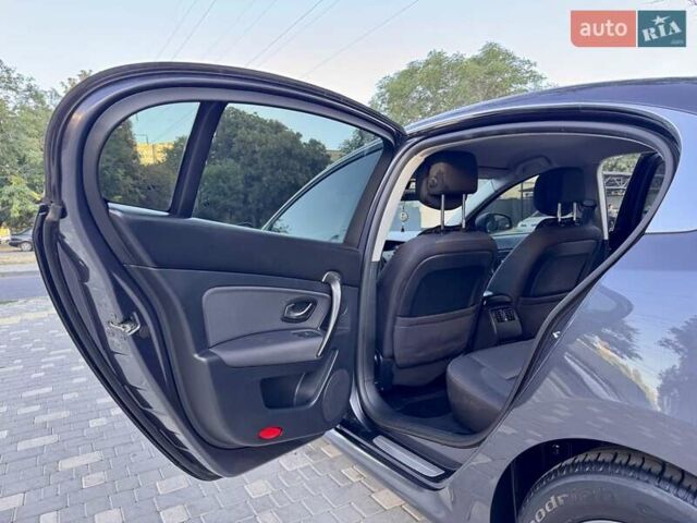 Рено Латитьюд 2011 в Одессе на Automoto.ua Серый Рено Латитьюд, объемом двигателя 2 л и пробегом 161 тыс. км за 6999 $, фото 29 на Automoto.ua