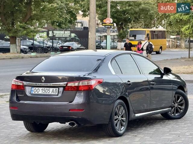 Рено Латитьюд 2011 в Одессе на Automoto.ua Серый Рено Латитьюд, объемом двигателя 2 л и пробегом 161 тыс. км за 6999 $, фото 13 на Automoto.ua