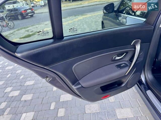 Рено Латитьюд 2011 в Одессе на Automoto.ua Серый Рено Латитьюд, объемом двигателя 2 л и пробегом 161 тыс. км за 6999 $, фото 30 на Automoto.ua