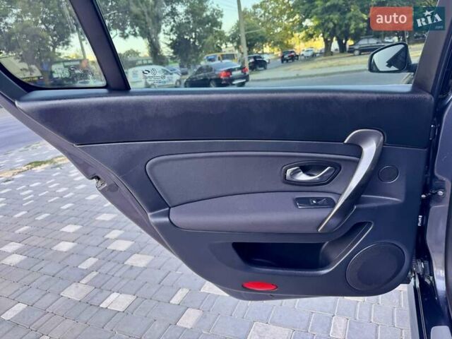 Рено Латитьюд 2011 в Одессе на Automoto.ua Серый Рено Латитьюд, объемом двигателя 2 л и пробегом 161 тыс. км за 6999 $, фото 46 на Automoto.ua