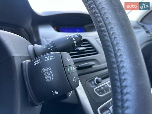 Рено Латитьюд 2011 в Киеве на Automoto.ua Серый Рено Латитьюд, объемом двигателя 2 л и пробегом 187 тыс. км за 7000 $, фото 21 на Automoto.ua