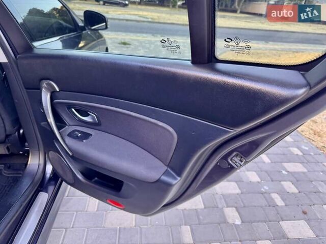 Рено Латитьюд 2011 в Одессе на Automoto.ua Серый Рено Латитьюд, объемом двигателя 2 л и пробегом 161 тыс. км за 6999 $, фото 27 на Automoto.ua