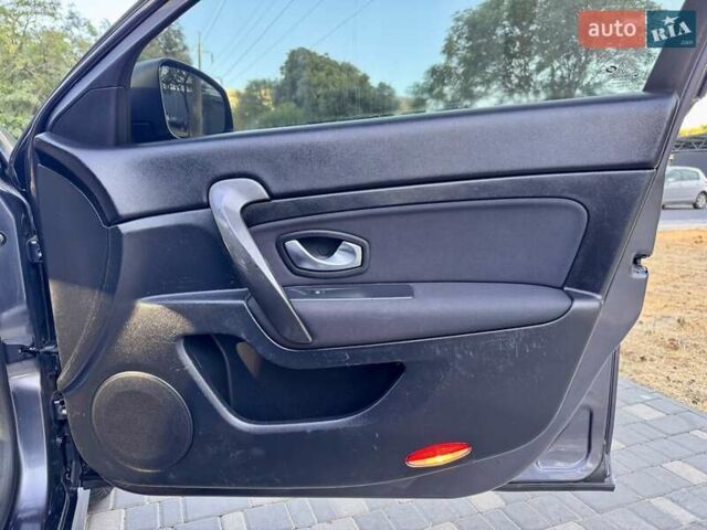 Рено Латитьюд 2011 в Одессе на Automoto.ua Серый Рено Латитьюд, объемом двигателя 2 л и пробегом 161 тыс. км за 6999 $, фото 54 на Automoto.ua