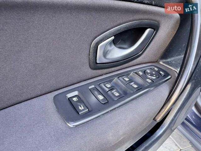 Рено Латитьюд 2011 в Одессе на Automoto.ua Серый Рено Латитьюд, объемом двигателя 2 л и пробегом 161 тыс. км за 6999 $, фото 37 на Automoto.ua