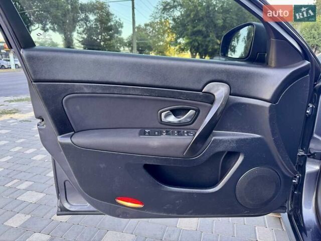 Рено Латитьюд 2011 в Одессе на Automoto.ua Серый Рено Латитьюд, объемом двигателя 2 л и пробегом 161 тыс. км за 6999 $, фото 35 на Automoto.ua