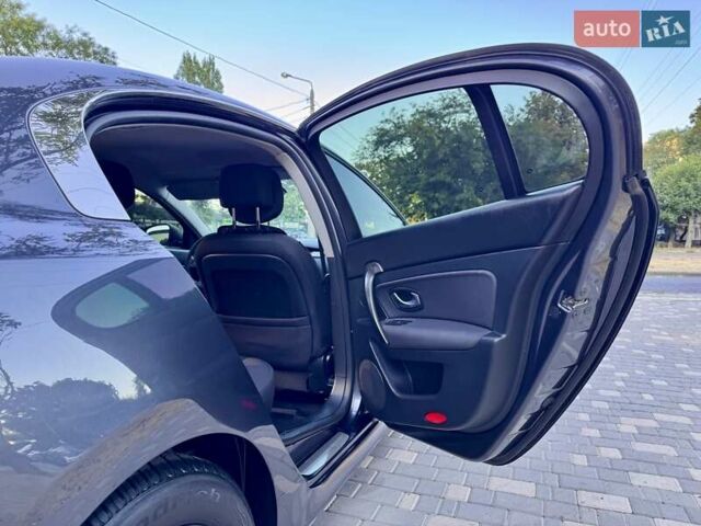 Рено Латитьюд 2011 в Одессе на Automoto.ua Серый Рено Латитьюд, объемом двигателя 2 л и пробегом 161 тыс. км за 6999 $, фото 42 на Automoto.ua