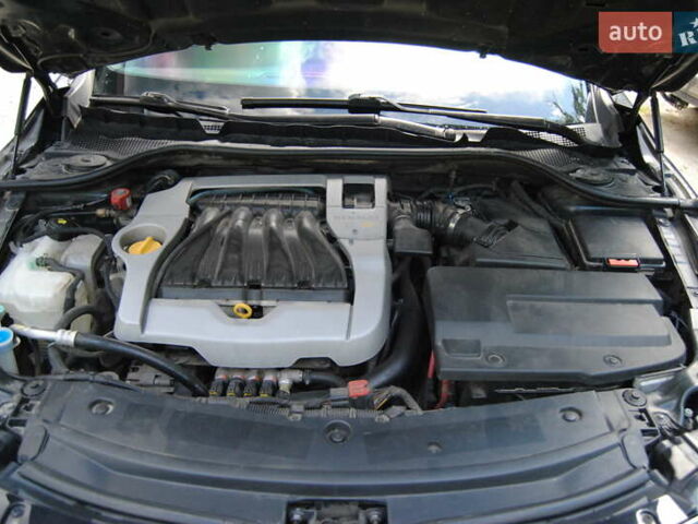 Серый Рено Латитьюд, объемом двигателя 2 л и пробегом 184 тыс. км за 8998 $, фото 18 на Automoto.ua