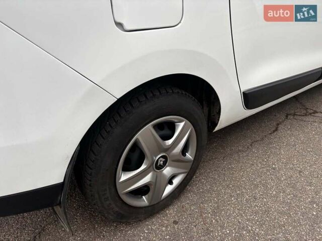 Белый Рено Лоджи, объемом двигателя 1.5 л и пробегом 178 тыс. км за 11490 $, фото 9 на Automoto.ua