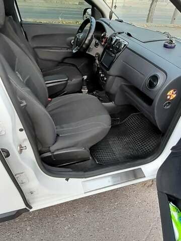 Белый Рено Лоджи, объемом двигателя 1.5 л и пробегом 170 тыс. км за 11700 $, фото 3 на Automoto.ua