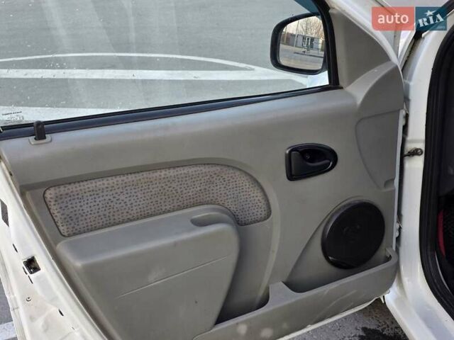 Белый Рено Логан МСВ, объемом двигателя 1.6 л и пробегом 249 тыс. км за 3499 $, фото 17 на Automoto.ua