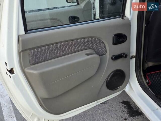 Белый Рено Логан МСВ, объемом двигателя 1.6 л и пробегом 249 тыс. км за 3499 $, фото 16 на Automoto.ua