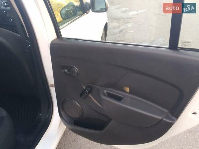 Рено Логан МСВ 2015 в Николаеве на Automoto.ua Белый Рено Логан МСВ, объемом двигателя 1.5 л и пробегом 330 тыс. км за 6300 $, фото 7 на Automoto.ua