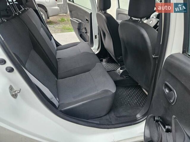 Белый Рено Логан МСВ, объемом двигателя 1.5 л и пробегом 138 тыс. км за 6800 $, фото 44 на Automoto.ua